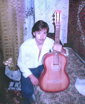Дима Матвеев с гитарой
